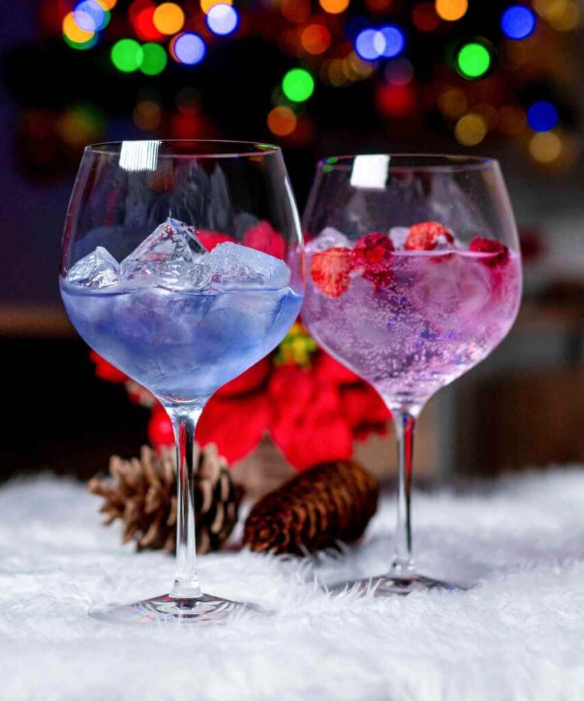 Dva kozarca - v prvem Sharish Blue Magic brez tonika in v drugem isti gin s tonikom. Gin Sharish Blue Magic v stiku s tonikom spremeni barvo.
