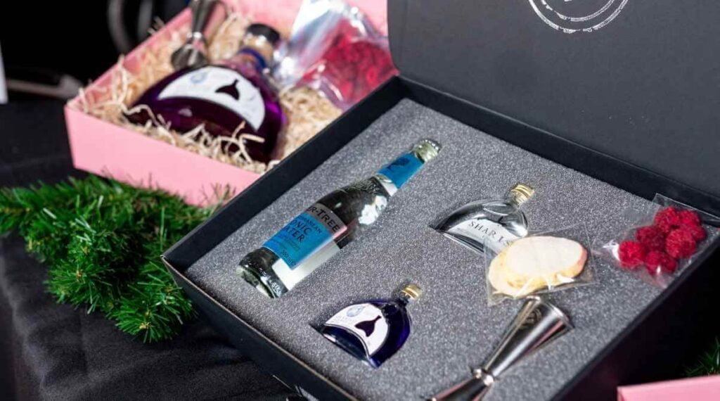 Darilni paket S v unikatni darilni embalaži z mini stekleničkami gina Sharish Blue Magic, Sharish Original, merico, liofiliziranim sadjem in tonikom Fever Tree. Odlična izbira za gin tonik.