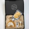 Darilni paket L z veliko steklenico gina Sharish Orange Blossom, tonikom Fever Tree Mediterranean, liofiliziranimi pomarančami in merico za gin.